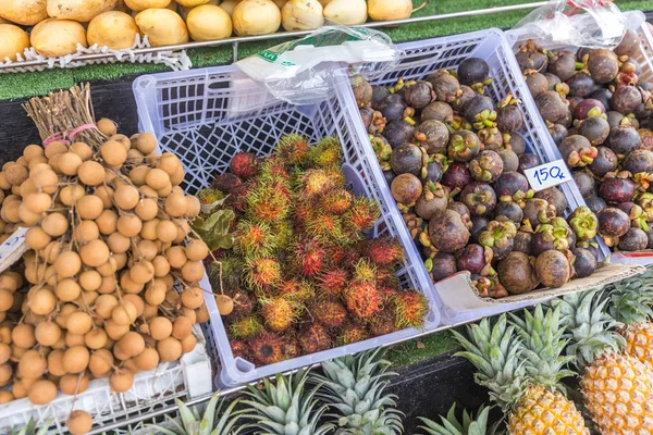 Frische Rambutan-Fruchtsträuße auf dem lokalen Markt in Thailand — Stockfoto