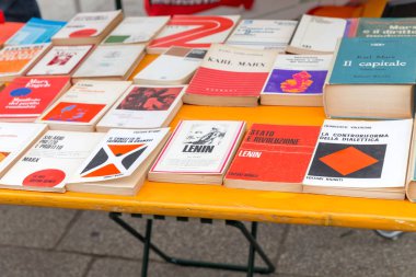 Bologna, İtalya - 01 Mayıs 2018: İtalyan baskı işçi Mayıs Bayramı gösteride satan Lenin ve Marx'ın kitap