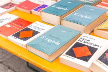 Bologna, İtalya - 01 Mayıs 2018: İtalyan baskı işçi Mayıs Bayramı gösteride satan Lenin ve Marx'ın kitap