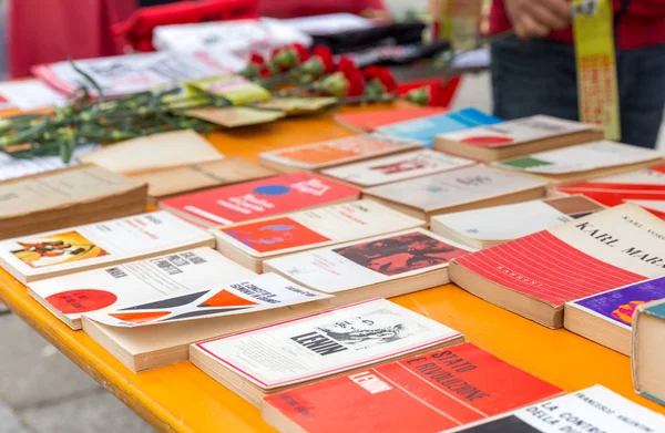 Bolonia, Włochy - 01 maja 2018: Włoskiej edycji książek Lenina i Marksa, sprzedaż przy pracy pierwszomajowa — Zdjęcie stockowe