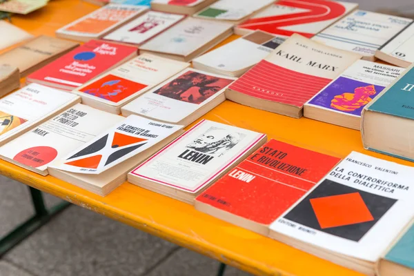 BOLOGNA, ITALIA - 01 de mayo de 2018: Edición italiana de libros de Lenin y Marx vendidos en la manifestación del Primero de Mayo del Trabajo —  Fotos de Stock