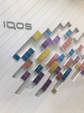 Moskova, Rusya - 04 Şubat 2019: philip morris Iqos içinde saklamak Moskova'da Iqos elektronik sigara