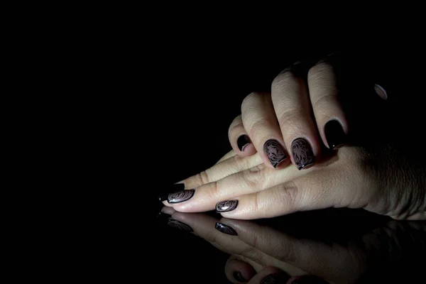 Preciosa manicura, esmalte de uñas de color negro, foto de primer plano. Manos femeninas con fondo oscuro — Foto de Stock