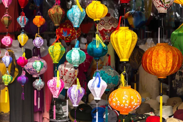 Lanternes en papier dans les rues de la vieille ville asiatique — Photo