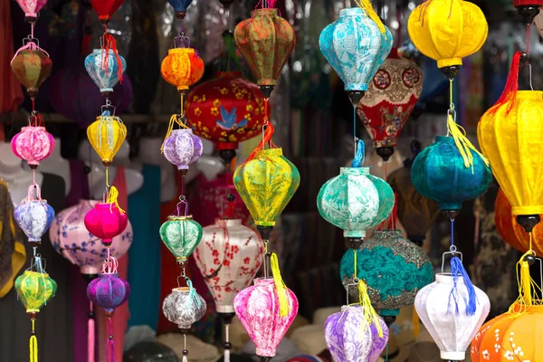 Lanternes en papier dans les rues de la vieille ville asiatique — Photo