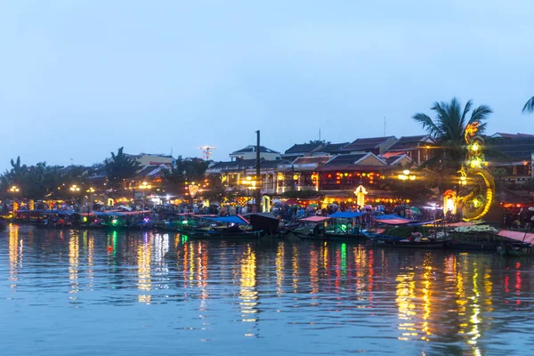 HOI AN, QUANG NAM, VIETNAM - JANEIRO 03, 2019: Barcos no rio em Hoi Cidade velha no Vietnã — Fotografia de Stock