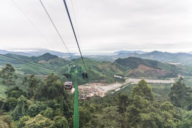 Da nang, Vietnam, 03 Ocak 2019: Danang Sunworld Bana tepelerde, tepenin üst yere ulaşım için teleferik