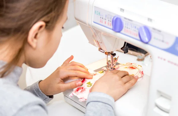 Kislány, segítségével a varrógép, hogy kézműves — Stock Fotó