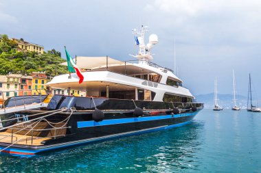 Portofino, İtalya - 08 Mayıs 2018: Renkli evler ve Villalar küçük liman ile güzel Portofino. Liguria, İtalya