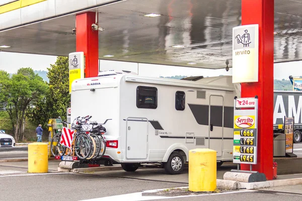 BOLOGNA, ITÁLIA 06 MAIO, 2018: Camper em posto de gasolina na Itália, reboque motorhome — Fotografia de Stock