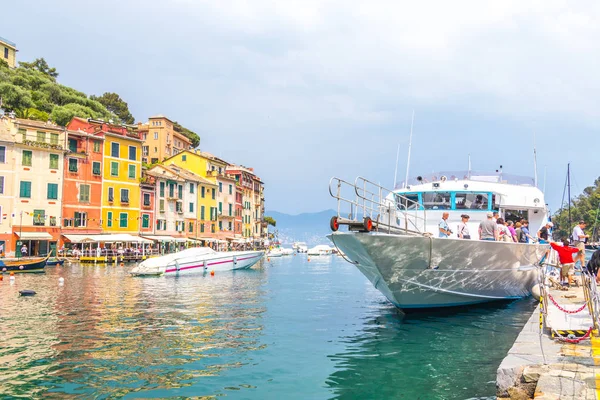 Portofino, Włochy - 08 maja 2018: Portofino piękne kolorowe domy i wille w little bay harbor. Liguria, Włochy — Zdjęcie stockowe