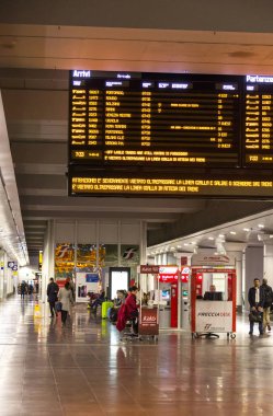 Bologna, İtalya 03 Mayıs, 2018: Bologna ana tren istasyonu Uçus tarifesi