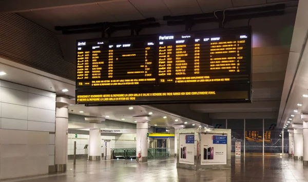 Bologna, Italy 03 MAY, 2018: Bologna Main train station timetable — Stock Photo, Image