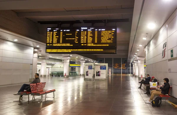 Bolonha Itália Maio 2018 Placa Principal Horário Estação Ferroviária Bolonha — Fotografia de Stock