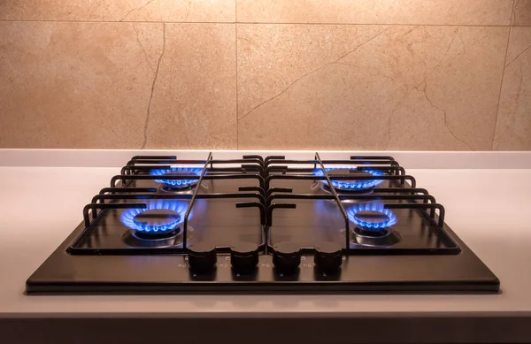 Gasbrännare på svart modernt kök spis — Stockfoto