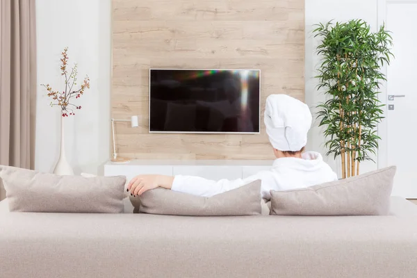 Frau Sitzt Auf Couch Mit Handtuch Auf Dem Kopf Vor — Stockfoto