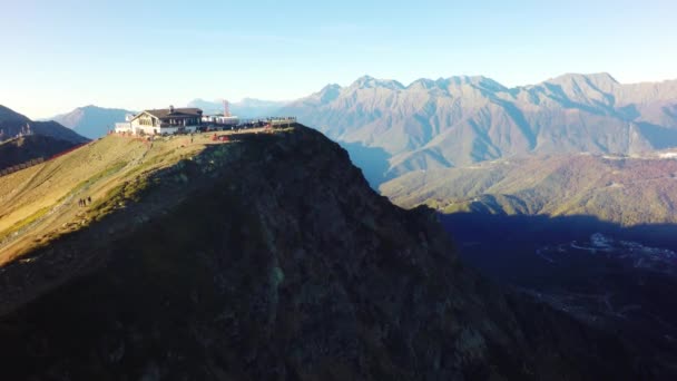 Hava manzara görünümünde Kafkas Dağları yaz aylarında Rusya'nın Soçi Kayak Merkezi — Stok video