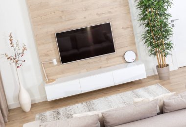 Oturma odası kanepe ve tv ahşap duvar üzerinde yol açtı.