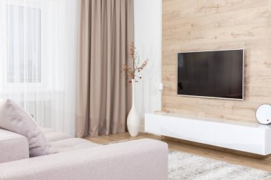 Oturma odası kanepe ve tv ahşap duvar üzerinde yol açtı.