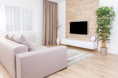 Oturma odası kanepe ve tv ahşap duvar üzerinde yol açtı.