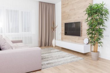 Oturma odası kanepe ve tv ahşap duvar üzerinde yol açtı.