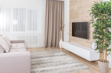 Oturma odası kanepe ve tv ahşap duvar üzerinde yol açtı.