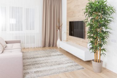Oturma odası kanepe ve tv ahşap duvar üzerinde yol açtı.