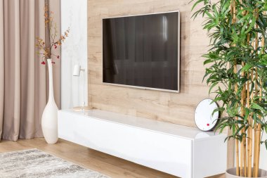 Oturma odası kanepe ve tv ahşap duvar üzerinde yol açtı.