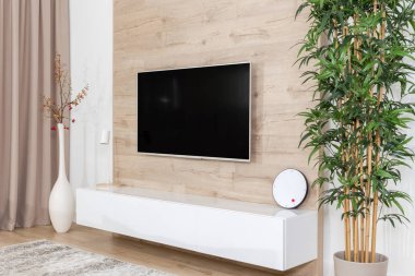 Oturma odası kanepe ve tv ahşap duvar üzerinde yol açtı.
