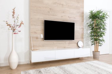 Oturma odası kanepe ve tv ahşap duvar üzerinde yol açtı.