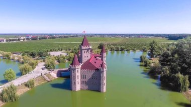 Kabardey-çatışmalar işgalciler, Rusya 08 Temmuz 2018: su, Chateau Erken Kabardey-çatışmalar, işgalciler Rusya çevrili bir güzel kale