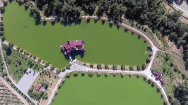 Kabardey-çatışmalar işgalciler, Rusya 08 Temmuz 2018: su, Chateau Erken Kabardey-çatışmalar, işgalciler Rusya çevrili bir güzel kale
