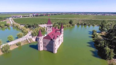 Kabardey-çatışmalar işgalciler, Rusya 08 Temmuz 2018: su, Chateau Erken Kabardey-çatışmalar, işgalciler Rusya çevrili bir güzel kale