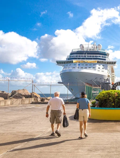 BASSETERRE, ST. KITS AND NEVIS 14 DECEMBER, 2016: Cruise passengers return to cruise ships — Stock Photo, Image