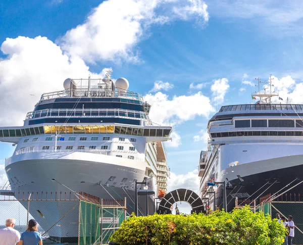 Basseterre, St. Kits en Nevis 14 December, 2016: cruisepassagiers terug naar cruiseschepen — Stockfoto