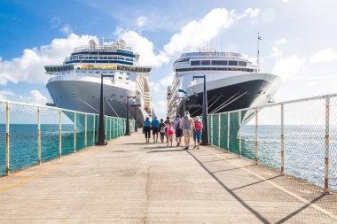 Basseterre, St. kitleri ve Nevis 14 Aralık, 2016: kruvaziyer yolcu dönmek için cruise liner