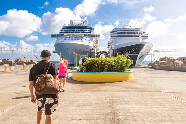 BASSETERRE, ST. KITS AND NEVIS 14 DICIEMBRE DE 2016: Pasajeros de crucero regresan a crucero —  Fotos de Stock