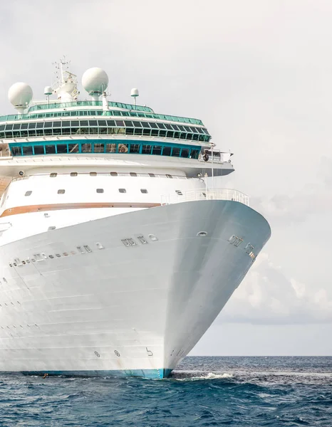 Cruise ship sailing in Caribbean sea in summer — Stock Photo, Image