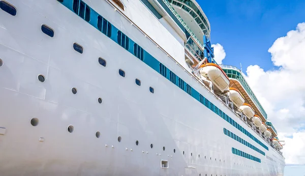 Nave da crociera che naviga nel mare dei Caraibi in estate — Foto Stock