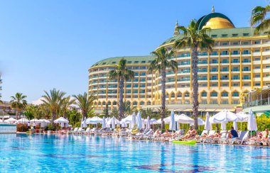 Antalya, Türkiye - 11 Mayıs 2014: Delphin Imperial hotel Antalya'da 11 Mayıs 2014 Yüzme havuzlu.