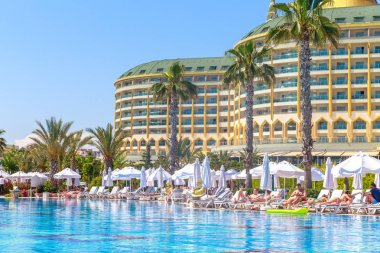 Antalya, Türkiye - 11 Mayıs 2014: Delphin Imperial hotel Antalya'da 11 Mayıs 2014 Yüzme havuzlu.