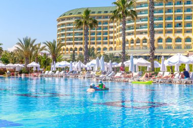 Antalya, Türkiye - 11 Mayıs 2014: Delphin Imperial hotel Antalya'da 11 Mayıs 2014 Yüzme havuzlu.