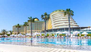 Antalya, Türkiye - 11 Mayıs 2014: Delphin Imperial hotel Antalya'da 11 Mayıs 2014 Yüzme havuzlu.