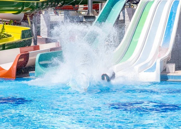 Toboganes acuáticos con piscina en el parque del hotel — Foto de Stock