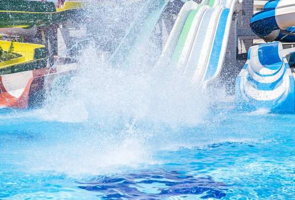 Toboganes acuáticos con piscina en el parque del hotel — Foto de Stock