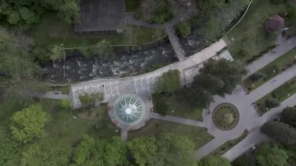 BORJOMI, GEORGIA, JULHO 08, 2017: Vista aérea do drone da cidade resort Borjomi, no centro da Geórgia. Conhecida por suas águas minerais, com nascentes no Parque . — Vídeo de Stock
