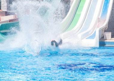 Renkli waterpark tüpler, sprey slaytlar ve aquapark Havuzu. Su park kaydırakları yakın çekim.