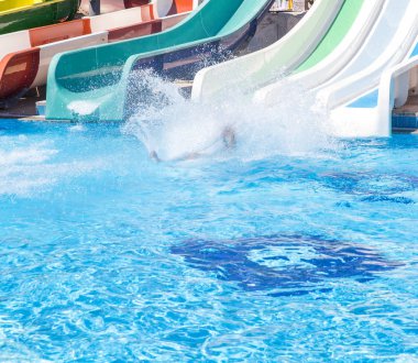 Renkli waterpark tüpler, sprey slaytlar ve aquapark Havuzu. Su park kaydırakları yakın çekim.