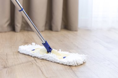 Bir ahşap zemin temizlik Modern beyaz paspas