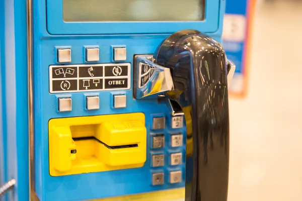 Närbild på en blå moderna telefonautomat — Stockfoto
